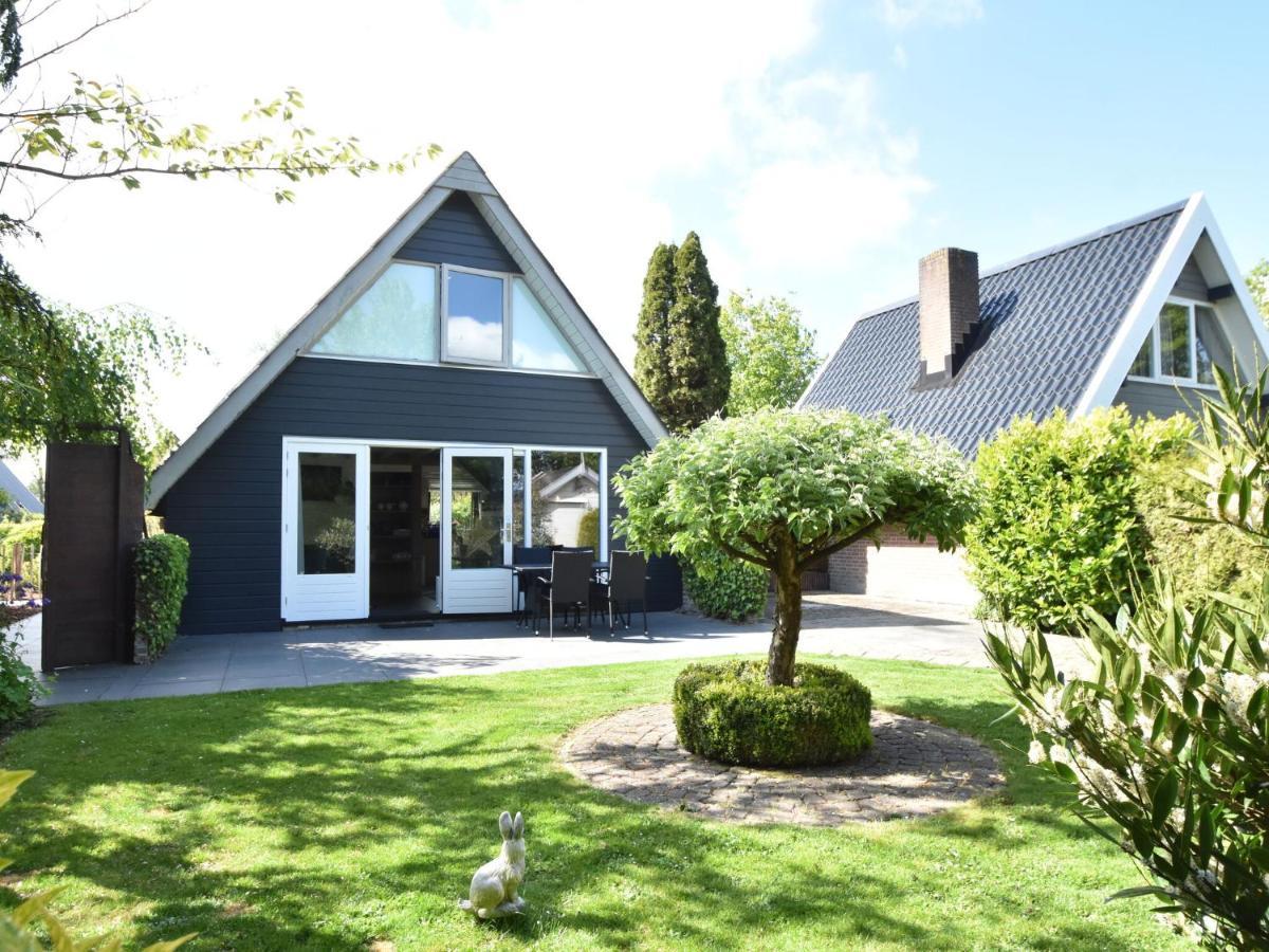 Balmy Holiday Home In Tuitjenhorn With Fenced Garden 外观 照片