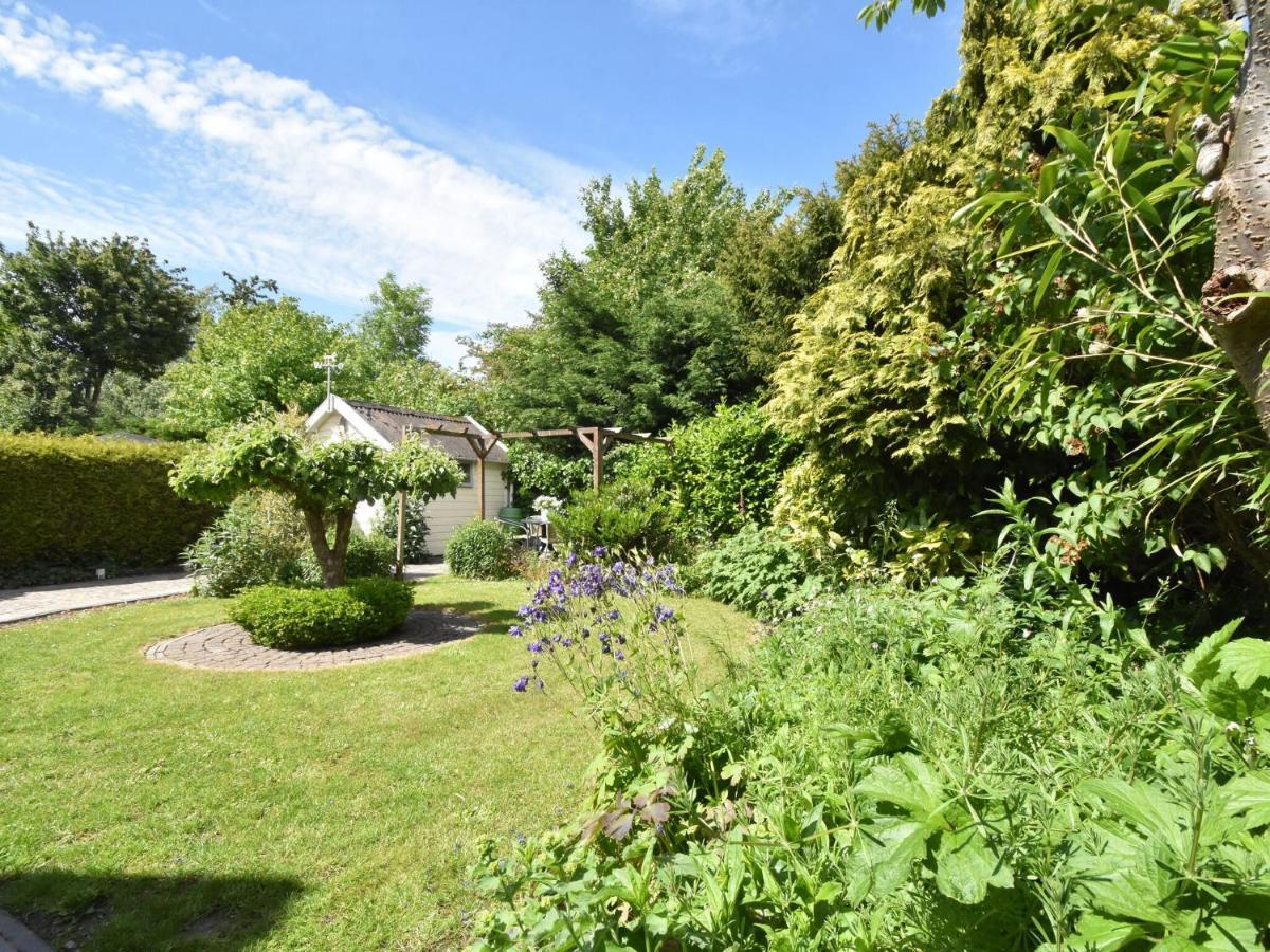 Balmy Holiday Home In Tuitjenhorn With Fenced Garden 外观 照片