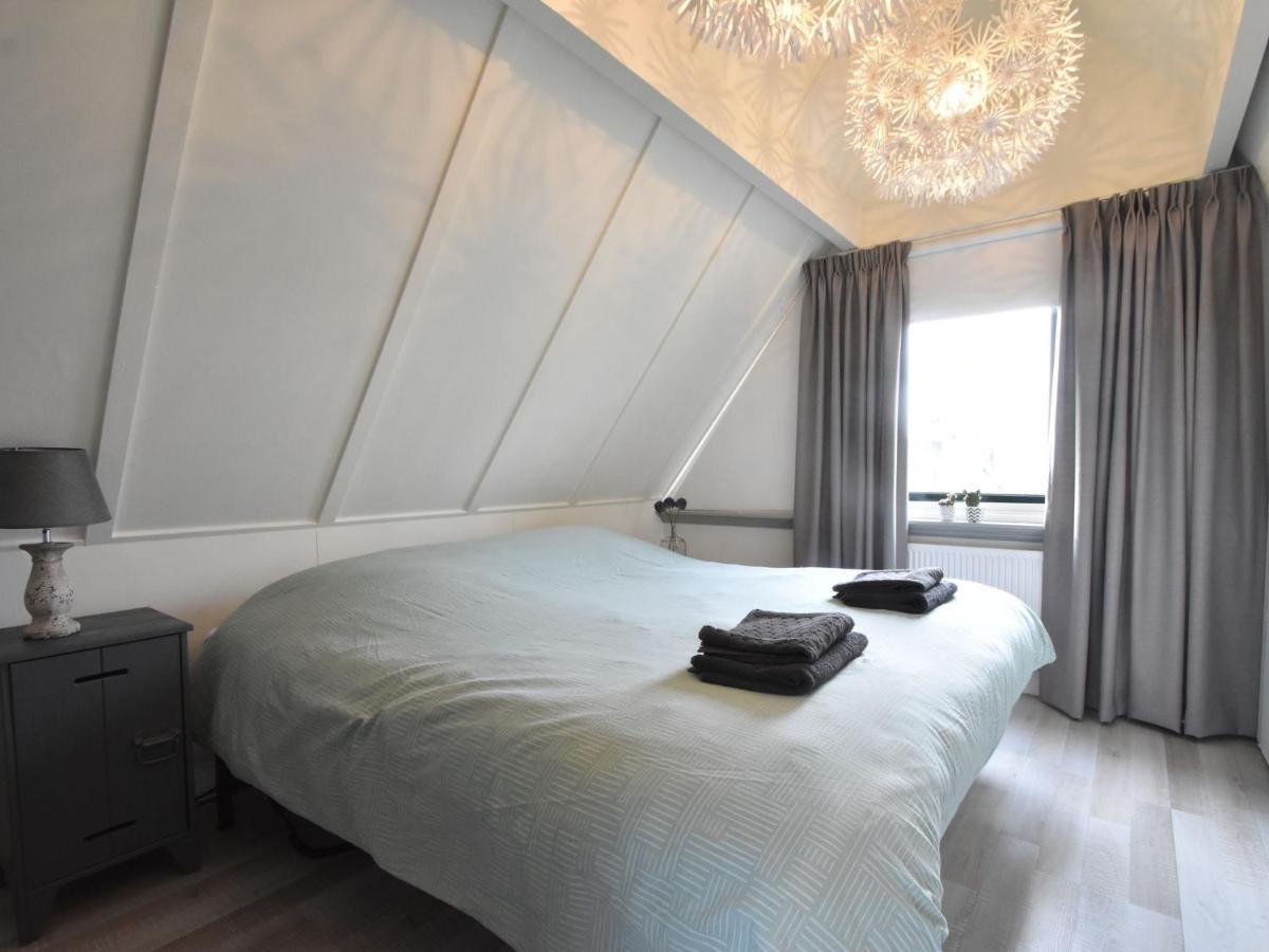 Balmy Holiday Home In Tuitjenhorn With Fenced Garden 外观 照片