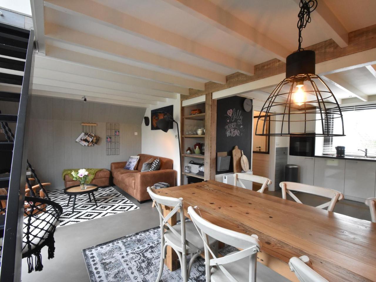 Balmy Holiday Home In Tuitjenhorn With Fenced Garden 外观 照片