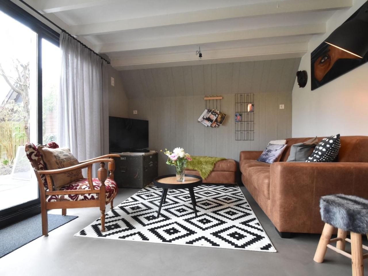 Balmy Holiday Home In Tuitjenhorn With Fenced Garden 外观 照片